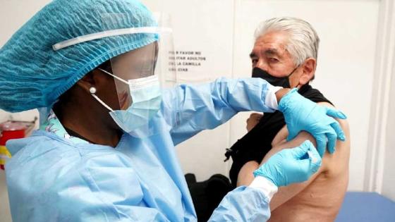 Reanundan vacunación de adultos mayores en Bogotá