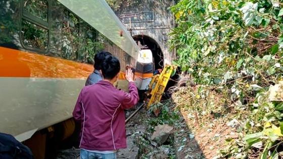 51 muertos y 146 heridos deja accidente de tren en Taiwán