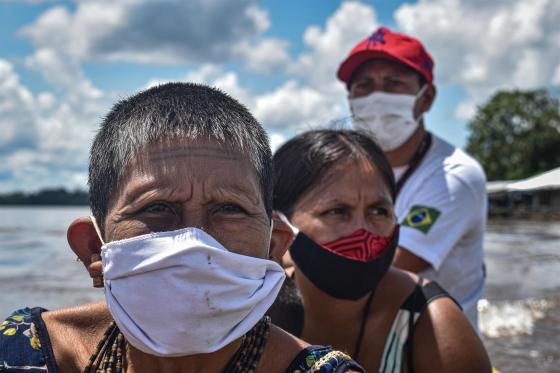 Indígenas matis viajaron 12 días en el río Amazonas por una vacuna Indígenas matis viajaron 12 días en el río Amazonas por una vacuna