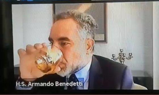 Polémica por video de Benedetti tomando whisky en sesión virtual