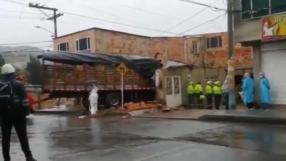 Camión se estrella en una vivienda