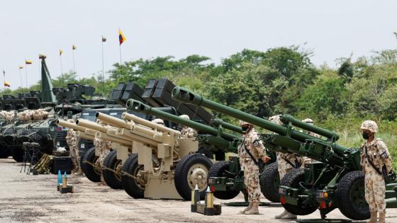 Con ejercicios militares, Colombia muestra su armamento en frontera