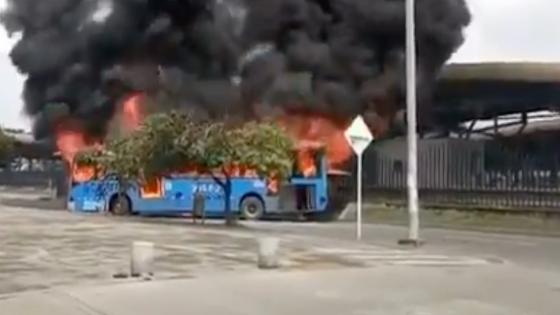 Manifestantes quemaron bus del MIO en Cali Manifestantes quemaron bus del MIO en Cali
