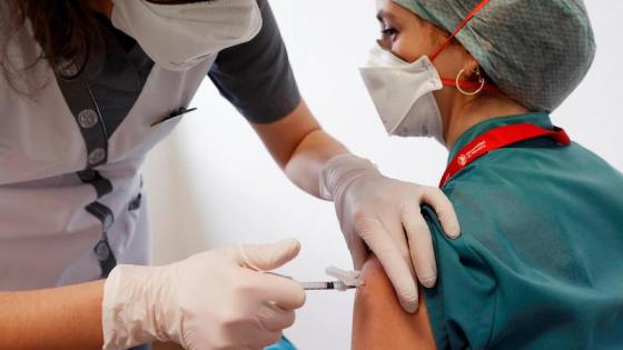 Inicia la vacunación en adultos mayores de 65 años en Colombia