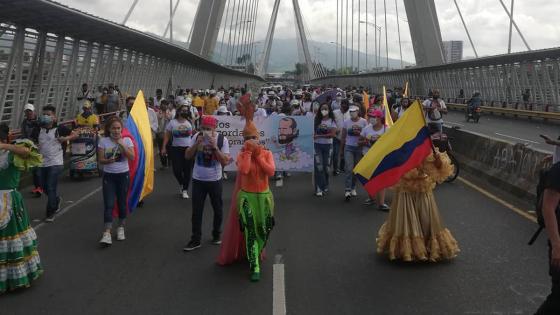 Despiden a Lucas Villa con marcha pacífica y colorida en Pereira
