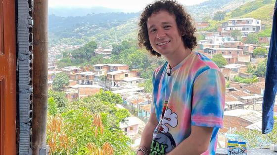 Luisito Comunica bailando salsa al ritmo del Grupo Niche Luisito Comunica bailando salsa al ritmo del Grupo Niche