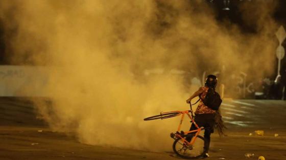 Periodistas denuncian haber sido agredidos por policías en Colombia Periodistas denuncian haber sido agredidos por policías en Colombia