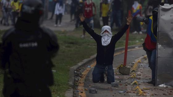 Jóvenes de Cali hacen colectas para atender a heridos en las protestas Jóvenes de Cali hacen colectas para atender a heridos en las protestas