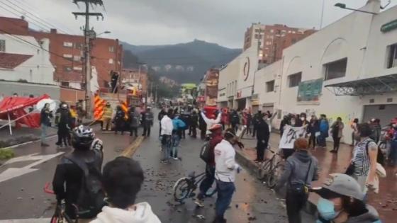 Enfrentamientos entre manifestantes y ESMAD en Cedritos Enfrentamientos entre manifestantes y ESMAD en Cedritos