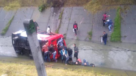 Bus cayó a caño en el sur de Bogotá, reportan 20 heridos Bus cayó a caño en el sur de Bogotá, reportan 20 heridos