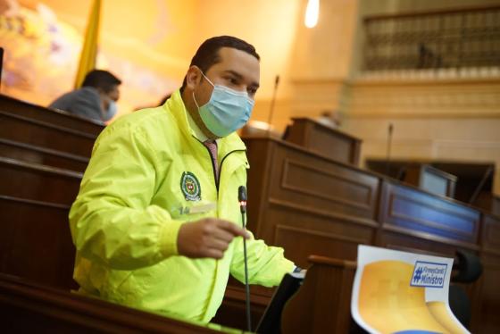 Congresista se vistió de Policía para debate contra Diego Molano Congresista se vistió de Policía para debate contra Diego Molano