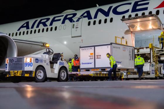 En el vuelo Airfrance llegaron las vacunas.