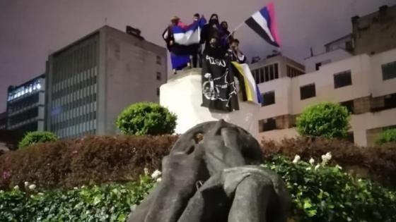 Indígenas Misak derriban estatua del fundador de Bogotá