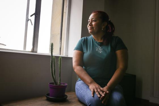 La lideresa social colombiana Yirley Velasco posa para una foto durante una entrevista con la Agencia Anadolu en Bogotá, Colombia, el 31 de mayo de 2021. La violencia acabó con su infancia tras sufrir abusos sexuales por parte de varios paramilitares en la tragedia de El Salado, una de las peores masacres en la historia del país que dejó casi un centenar de víctimas mortales.