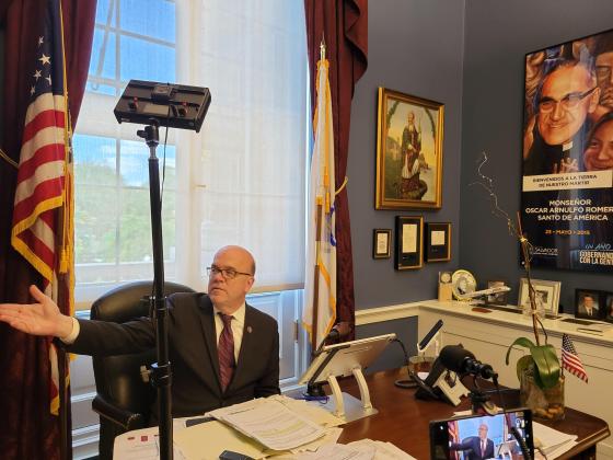 El congresista Jim McGovern busca impedir la ayuda financiera a Policía de Colombia Congresista Jim McGovern