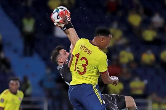 Yerry Mina entre elogios y críticas en Argentina