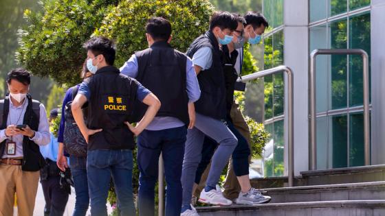 China detiene a cinco periodistas de Apple Daily Detención de periodistas de Apple Daily en China