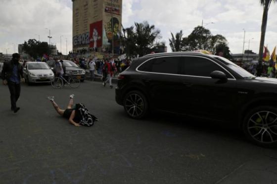 Camioneta Porsche arrolló a manifestante y fue apedreada Camioneta Porsche arrolló a manifestante y fue apedreada