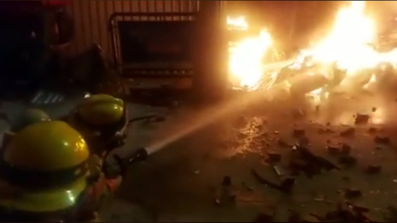 Manifestantes en Madrid prendieron fuego a estación de Policía Manifestantes en Madrid prendieron fuego a estación de Policía