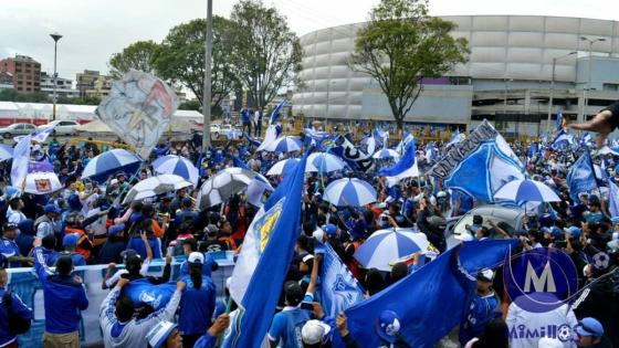 Hinchas de Millonarios generan aglomeración a las afueras del Campín Hinchas de Millonarios generan aglomeración a las afueras del Campín
