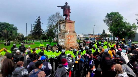 Retiran la estatua de Cristóbal Colón que intentaron derribar Retiran la estatua de Cristóbal Colón que intentaron derribar