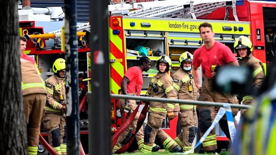Una extensa nube negra se cierne sobre la estación Elephant & Castle, de Londres, tras un incendio y una explosión. Explosión en metro de Londres