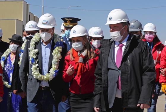 Luis Arce y directivos de Rosatom presidieron la ceremonia de inauguración de las obras. Foto reactor Bolivia 6.