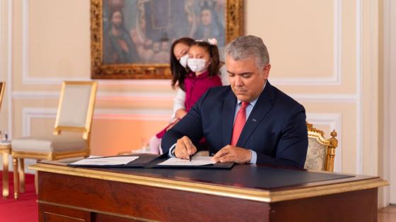 Destacada Desmayo maestra de ceremonias Destacada Desmayo maestra de ceremonias