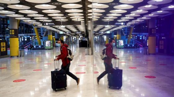 España impone cuarentena a viajeros de Colombia, Argentina y Bolivia 