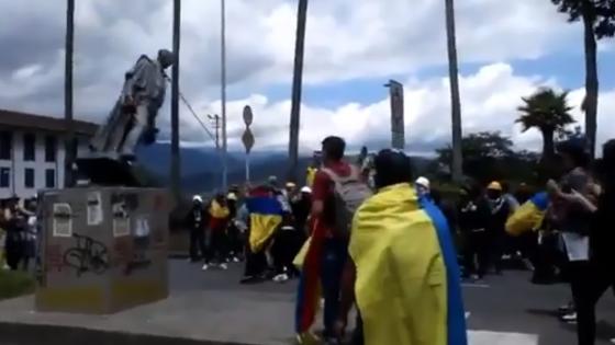 Manizales: derriban estatua de Franciso de Paula Santander Manizales: derriban estatua de Franciso de Paula Santander