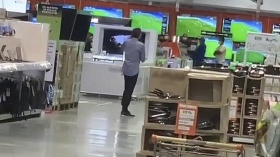 Un análisis al caso del hombre que amenazó con quitarse la vida en un Alkosto Un análisis al caso del hombre que amenazó con quitarse la vida en un Alkosto