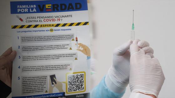 Panfletos en Bogotá para evitar que la gente se vacune