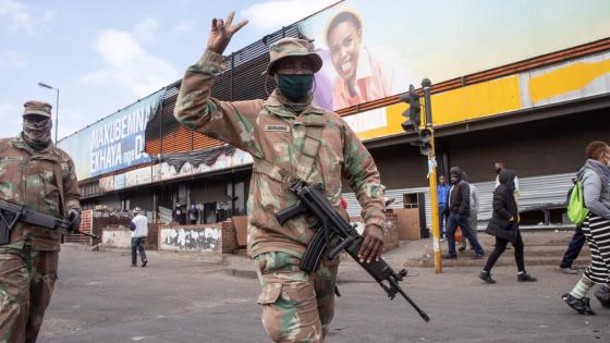 Gobierno sudafricano despliega ejército ante protestas. Policía en Sudáfrica