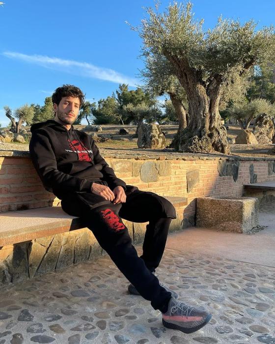 INSTAGRAM @sebastianyatra INSTAGRAM @sebastianyatra