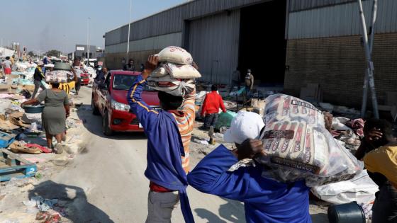 Decenas de supermercados han sido saqueados en medio de las protestas. Supermercado en Sudáfrica