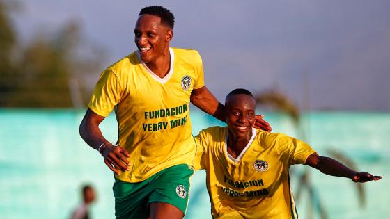 Yerry Mina en la inauguración de unidad deportiva.