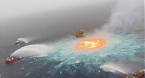 Logran controlar incendio de oleoducto submarino de Petróleos Mexicanos Logran controlar incendio de oleoducto submarino de Petróleos Mexicanos