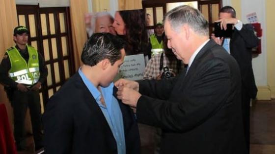 Cuando Richard Aguilar recibió el botón 'Soy correcto, no corrupto' Cuando Richard Aguilar recibió el botón 'Soy correcto, no corrupto'