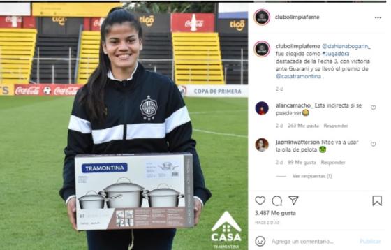Dahiana Bogarín recibiendo su premio a mejor jugadora de la fecha tres en paraguay. Dahiana Bogarín del club Olimpia.