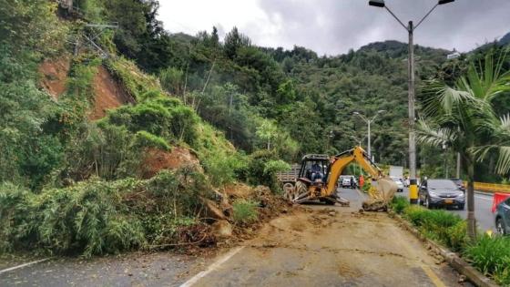 Deslizamiento genera cierre en la vía Las Palmas, Medellín