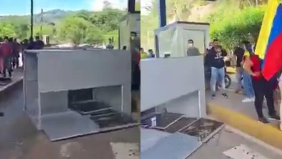 Destruyen caseta del peaje Rionegro en Santander Destruyen caseta del peaje Rionegro en Santander