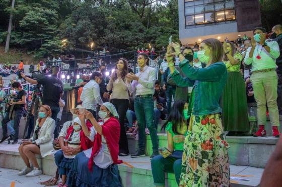 Alcalde de Medellín y su esposa, disfrutan de la feria de las flores