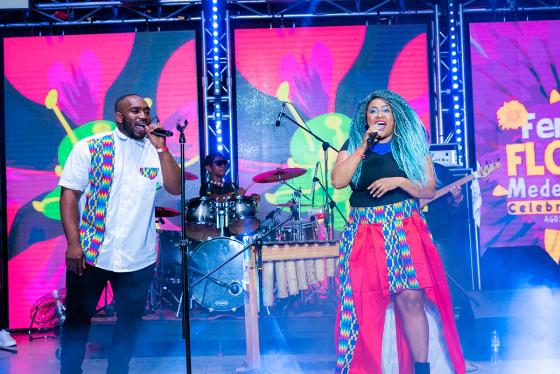 Artistas en la noche de la feria de las flores