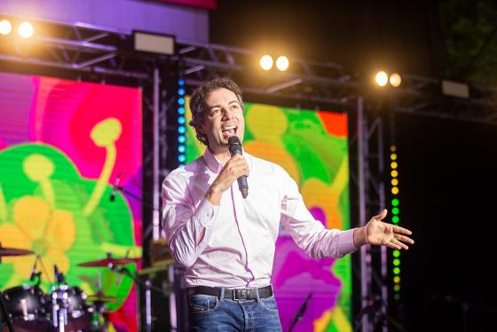 Daniel Quintero hablando en la tarima de la feria de las flores