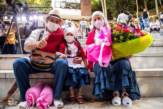 Familia disfrutando de la Feria de las flores 