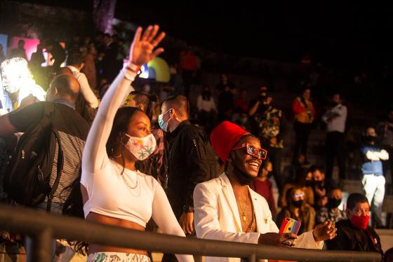 Publico en la noche de la feria de las flores