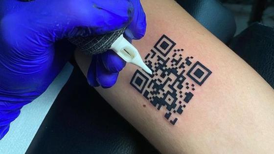 Andrea Colonnetta, el joven que se volvió tendencia por tatuarse su pasaporte sanitario. El joven italiano que decidió tatuarse su pasaporte sanitario.