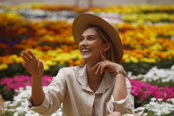  La Señorita Colombia María Fernanda Aristizábal Urrea, posa junto al tapiz de flores