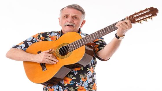 Álvaro Lemmon es cantante, guitarrista, humorista y libretista. 