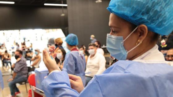 Continúa la escasez de vacunas en Medellín